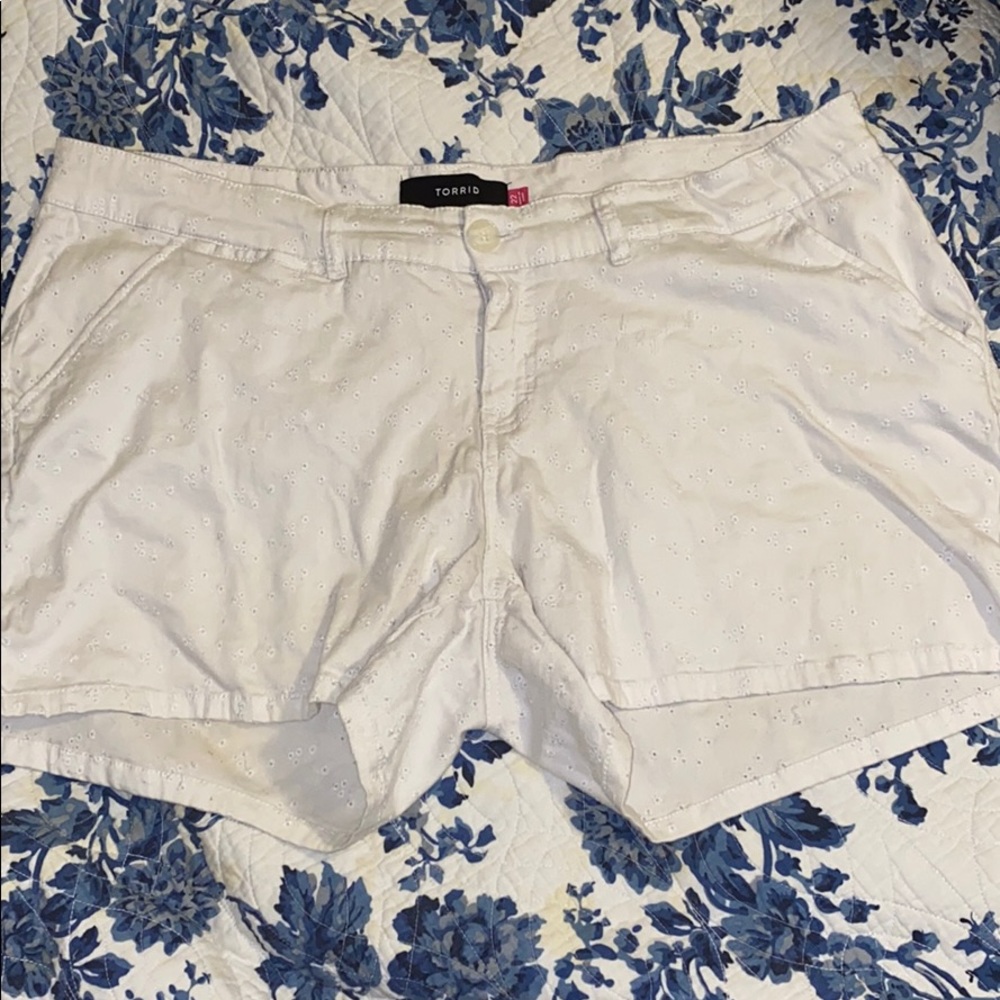 SUPER CUTE WHITE FLORAL PRINT TORRID SHORTS
